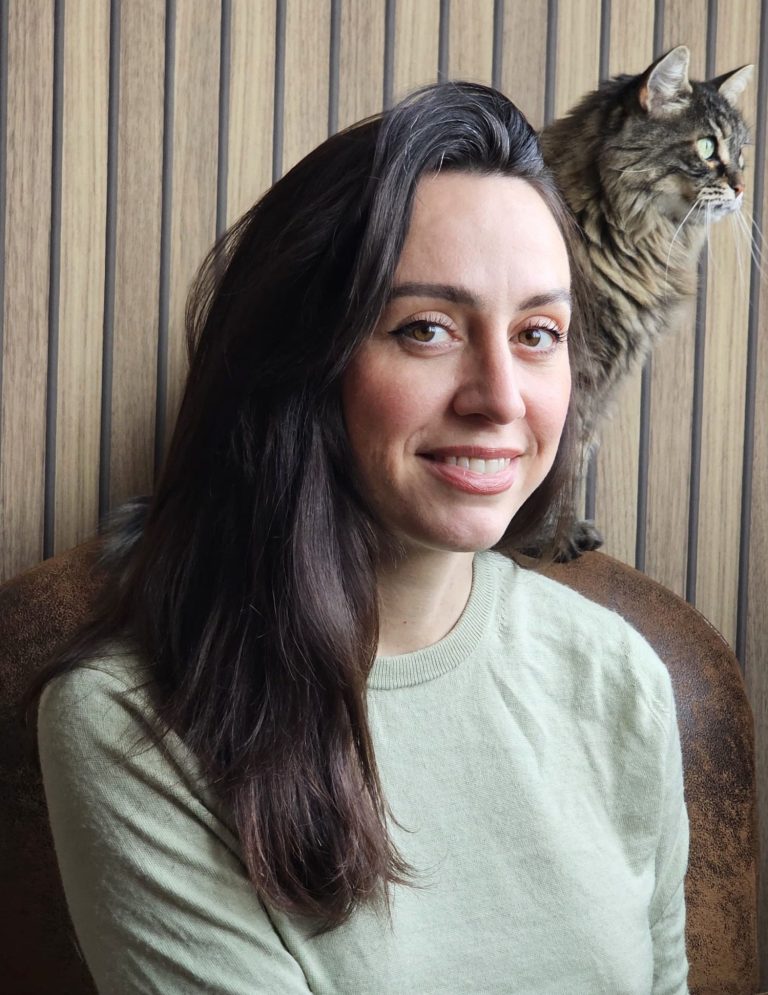 Portrait de Jane Bourgine, infirmière DE spécialisée en prévention santé et bien-être, accompagnée de son chat.